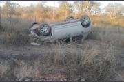 Dos mujeres heridas por el vuelco de un auto en un camino enripiado