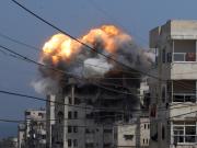 Israel lanza un ataque por tierra y aire contra el centro de Gaza, repleto de miles de desplazados y donde habría rehenes