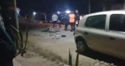 Un motociclista terminó en el suelo y con serias heridas tras chocar con un auto