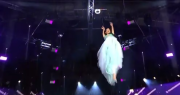 La brutal caída de una participante de un concurso de belleza durante un reto extremo en vivo