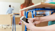 Adiós al celular en el aula: Salta y Neuquén restringen su uso