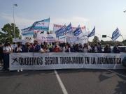Golpe al turismo: trabajadores de la aeronáutica marchan contra el DNU de Milei