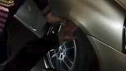Video: robaban ruedas de auto, quedaron atrapados en un guardabarros y los detuvo la policía