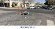 En una esquina peligrosa, fuerte choque de un motociclista contra un auto