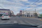 Fuga de gas y operativo en pleno centro de Neuquén: con corte de calle, trabajan Camuzzi y bomberos