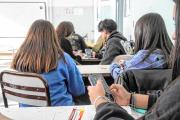 Regreso a clases y celulares en las escuelas de Neuquén: ¿Cómo avanza su prohibición en las aulas?