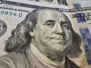 A un costo alto, la supertasa logró frenar la suba del dólar oficial, pero el blue subió $ 15
