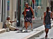 Revolver en los basureros para buscar comida: el día a día de los indigentes en Cuba