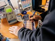 Ganó la lotería dos veces en una noche: el insólito error que convirtió a un hombre en millonario