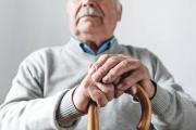 Se aprovechó de la confianza de un abuelo y durante años lo estafó con el sueldo de su jubilación