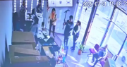 Video: a lo “Relatos salvajes”, un hombre destrozó una oficina de la Empresa Provincial de la Energía porque le cortaron la luz