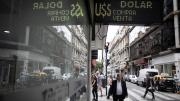 Acciones en baja, dólar en espera