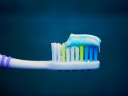 La ANMAT prohibió una popular pasta de dientes porque provoca inflamación en la boca, irritación y aftas