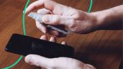 Presta atención: este es el elemento que no debes usar para limpiar la pantalla de tu celular