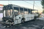 Se incendió colectivo y los pasajeros descendieron entre un intenso humo