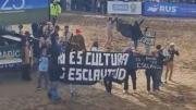 Activistas veganos protestaron en La Rural y se fueron echados en medio de abucheos