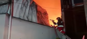 Incendio puso en alarma a vecinos de Sopocachi quienes ayudaron a Bomberos a mitigar el siniestro