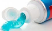 Eventos adversos: ANMAT detalló los efectos del uso de la pasta dental anti-caries con flúor “Colgate Total Clean Mint” que prohibió