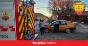 Bomberos asisten a un conductor al que se le incendiaba el auto