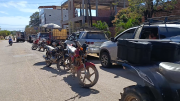 Largas filas en surtidores de Trinidad generan desesperación en la población