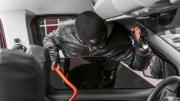 El objeto del auto que puede salvarte de un robo: retirarlo toma segundos y está bajo el capó
