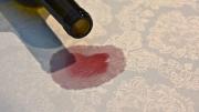 El poderoso truco casero para quitar las manchas de vino del mantel: económico y sin esfuerzo