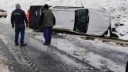 Fuerte vuelco de una Hilux en Confluencia Traful, en medio del temporal de nieve