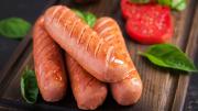 ¡No las consumas! Retiran famosa marca de salchichas de pollo en Massachusetts por contaminación con plástico