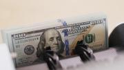 El dólar oficial aceleró baja y tocó mínimos de ocho ruedas ante intervención en futuros y súper tasa en pesos