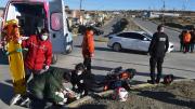 Mujer lesionada al chocar moto con auto en el barrio Rotary 23