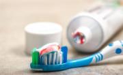 ¿Cómo usar la pasta de dientes para limpiar?