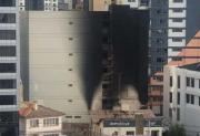 Policía apunta a corto circuito como causa del incendio de magnitud en un edificio en La Paz