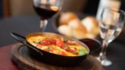 Bodegón en Buenos Aires: el lugar con cena show que revive la época dorada con su cocina y tango