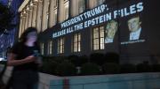 Trump parece desesperado por el caso Epstein