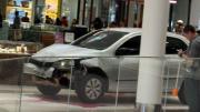 Video impactante: un automovilista chocó y atravesó el vidrio de un shopping a toda velocidad