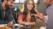 Cinco recomendaciones para evitar que el café manche los dientes, según expertos