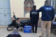 Cae un sujeto por robo calificado en La Banda: secuestran moto y ropa clave para la causa