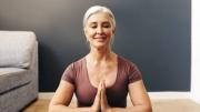 Esta es la postura que recomiendan expertos en yoga para tonificar glúteos después de los 50 años