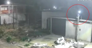 Video: alertan por una banda de “trepadores” de Melchor Romero que escala casas para robar