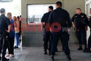Entre tres, encañonaron a una menor para robarle: gritó, corrió y los puso en fuga