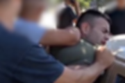 Su novio la golpeaba en la calle, pero aparecieron dos ángeles que la defendieron