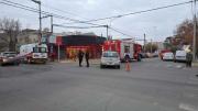 Fuerte choque entre un auto y un camión de Bomberos al sur de la Ruta 22 en Neuquén: qué pasó