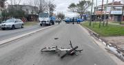 Un camión atropelló y mató a un ciclista en Los Hornos y el conductor se dio a la fuga