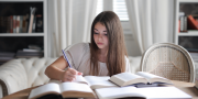 Del último día de clases al primer año universitario: dos novelas que capturan el paso de la adolescencia a la adultez