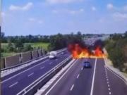 Dos personas murieron cuando cayeron con su avioneta en medio de una autopista en Italia: tres autos sufrieron daños