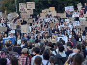 Ucrania: el presidente Volodimir Zelenski enfrenta críticas y protestas por una nueva ley anticorrupción