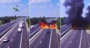 Las impactantes imágenes del avión ultraligero que se estrelló sobre una autopista en Italia, dos personas murieron