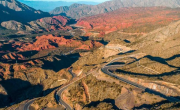 Montañas de colores lejos de Jujuy: la ruta argentina ideal para explorar en invierno