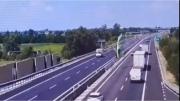 Una avioneta cayó en una autopista italiana: hay dos muertos