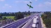 Italia: una avioneta se estrelló en medio de una autopista